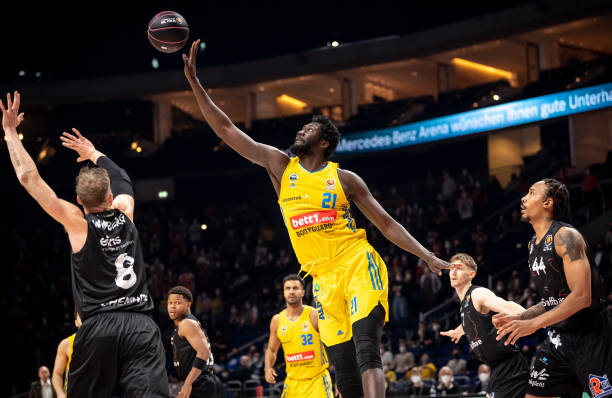 他通过一系 他通过一系